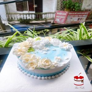 Bánh Kem Hoa Trắng Vàng Nền Xanh- MK138